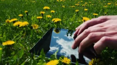 Adam açık havada Tablet PC'yi kullanma