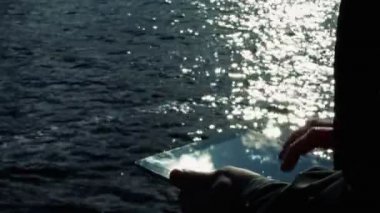 Adam açık havada Tablet PC'yi kullanma