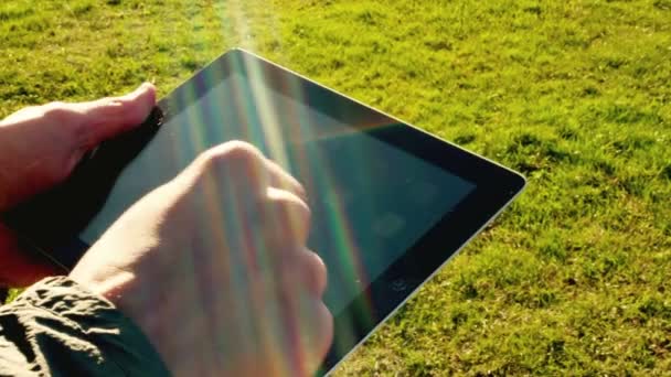 Hombre usando la tableta PC al aire libre — Vídeos de Stock