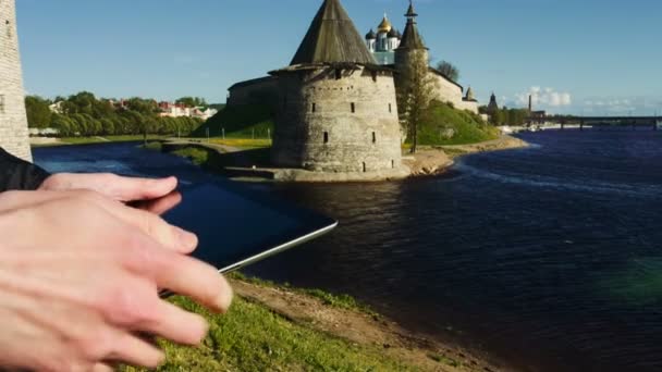 Hombre usando la tableta PC al aire libre — Vídeo de stock