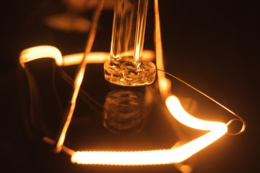 ampul yavaş yavaş açar ve kapatır