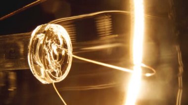 ampul yavaş yavaş açar ve kapatır