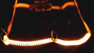 ampul yavaş yavaş açar ve kapatır