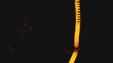 ampul yavaş yavaş açar ve kapatır