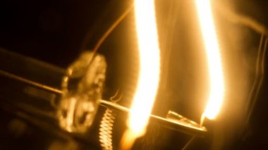 ampul yavaş yavaş açar ve kapatır