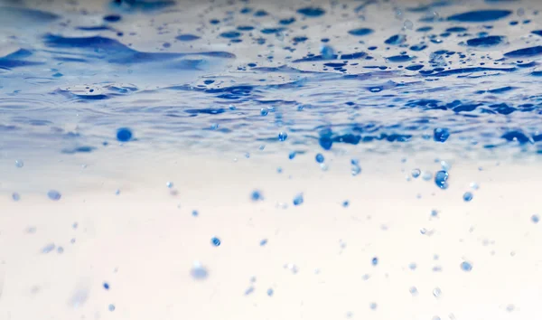 Gotas cai na água — Fotografia de Stock