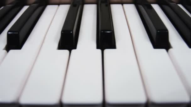 Tasti di pianoforte con un dolly shot . — Video Stock