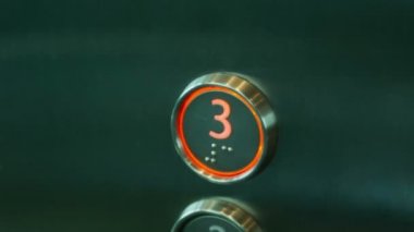 Asansör düğmesine.