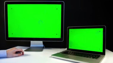 Laptop ve ekran üzerinde çalışan erkeğin yeşil bir ekran ile
