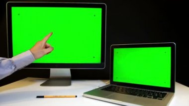 Laptop ve ekran üzerinde çalışan erkeğin yeşil bir ekran ile