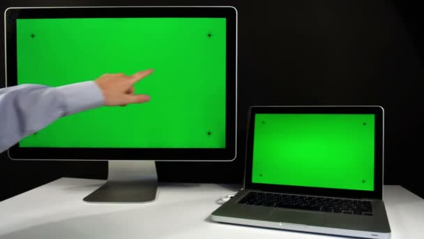 Człowiek pracuje na laptopie i wyświetlacz z zielonym ekranem — Wideo stockowe