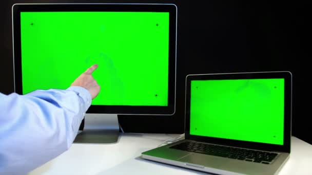 Uomo che lavora sul computer portatile e display con uno schermo verde — Video Stock