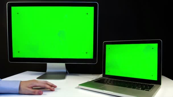 Homem trabalhando no laptop e exibição com uma tela verde — Vídeo de Stock