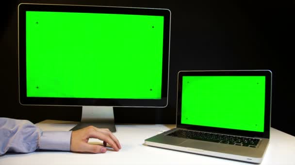 Hombre trabajando en el ordenador portátil y la pantalla con una pantalla verde — Vídeos de Stock