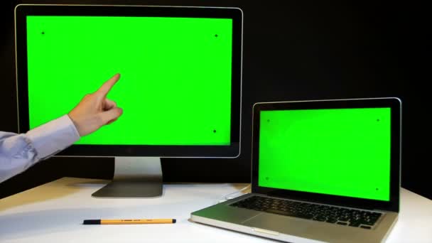 Hombre trabajando en el ordenador portátil y la pantalla con una pantalla verde — Vídeos de Stock