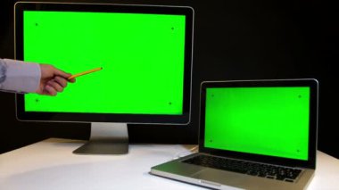Laptop ve ekran üzerinde çalışan erkeğin yeşil bir ekran ile