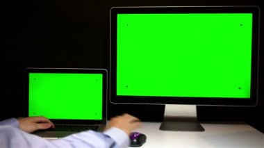 Laptop ve ekran üzerinde çalışan erkeğin yeşil bir ekran ile