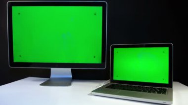 Laptop ve ekran üzerinde çalışan erkeğin yeşil bir ekran ile