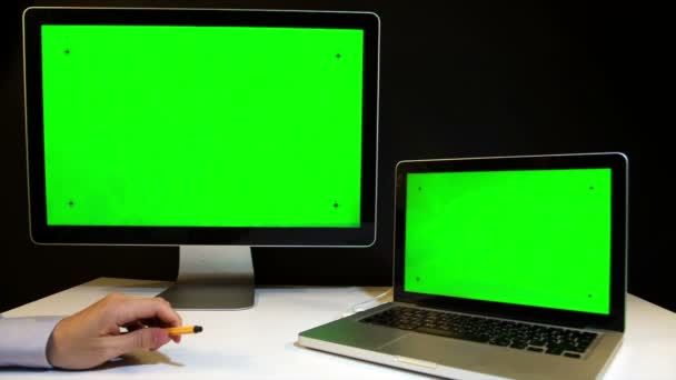 Hombre trabajando en el ordenador portátil y la pantalla con una pantalla verde — Vídeos de Stock