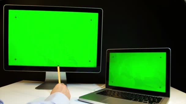 Hombre trabajando en el ordenador portátil y la pantalla con una pantalla verde — Vídeo de stock