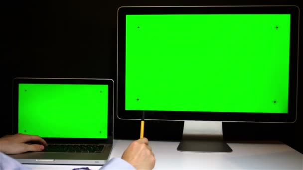 Homem trabalhando no laptop e exibição com uma tela verde — Vídeo de Stock