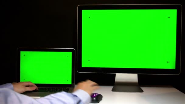 Hombre trabajando en el ordenador portátil y la pantalla con una pantalla verde — Vídeo de stock
