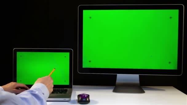 Laptop und Display mit grünem Bildschirm — Stockvideo
