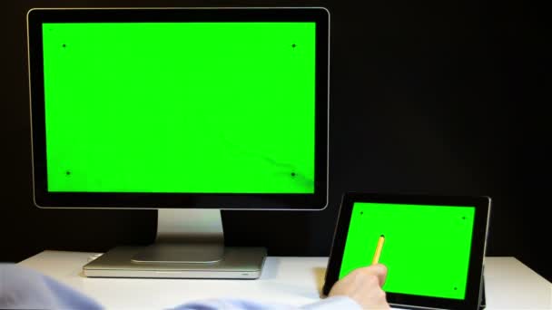 Tábla-Pc és egy zöld képernyő bemutatás — Stock videók