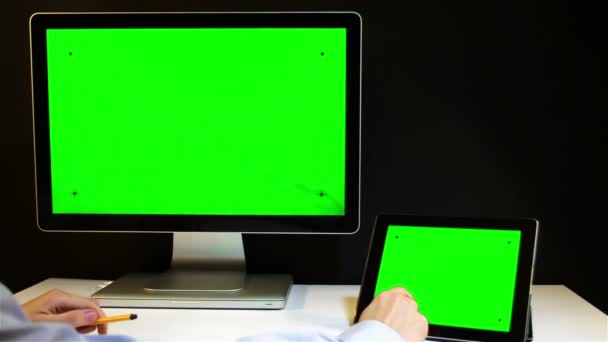 Tablet Pc ve göstermek yeşil bir ekran ile — Stok video