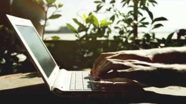 dizüstü bilgisayar kullanan adam