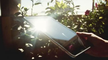 Tablet kullanan adam