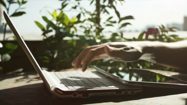 Homem usando laptop e tablet PC — Vídeo de Stock