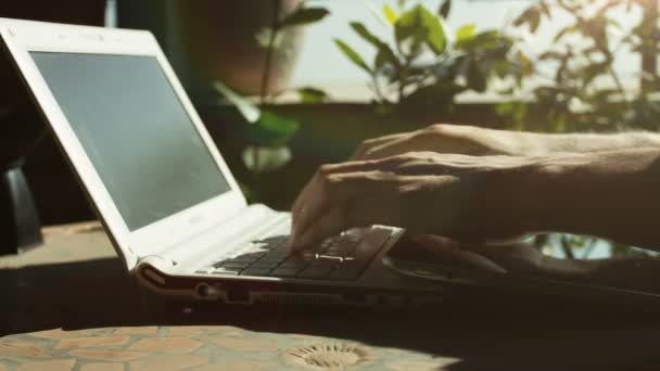 Homem usando laptop e tablet PC — Vídeo de Stock