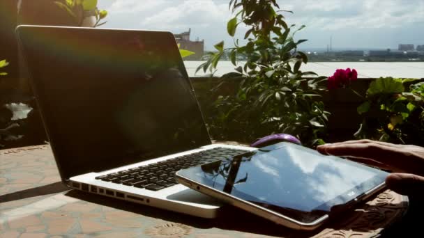 Homem usando tablet pc — Vídeo de Stock