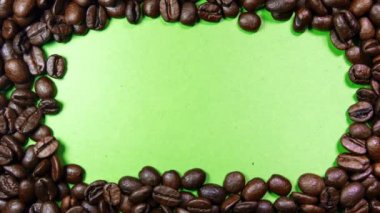 Kahve çekirdekleri yeşil bir ekran üzerinde