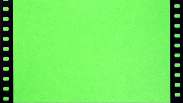 Perforación de película en pantalla verde — Vídeo de stock