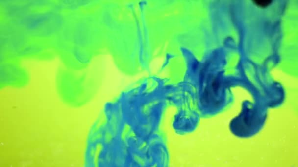 Fumée colorée sur un écran vert 