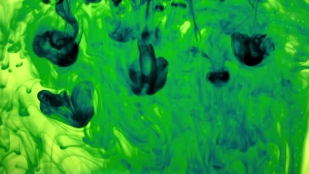Fumaça colorida em uma tela verde — Vídeo de Stock