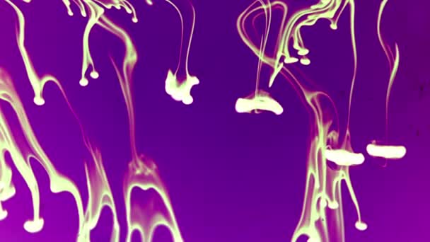 Χρωματιστά καπνού παράξενες μορφές του μελανιού στο νερό — Αρχείο Βίντεο