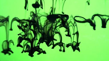 Yeşil bir ekran renkli duman