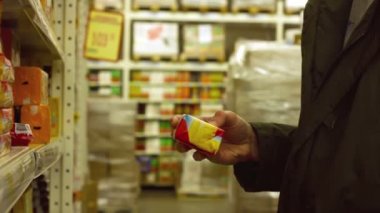 Adam içinde hipermarket ürünleri seçin