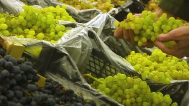 Adam içinde hipermarket ürünleri seçin