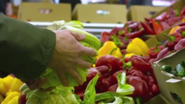 Adam içinde hipermarket ürünleri seçin