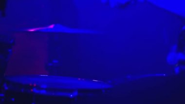 Davulcu davul çalıyor