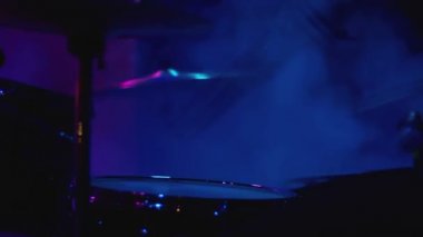 Davulcu davul çalıyor