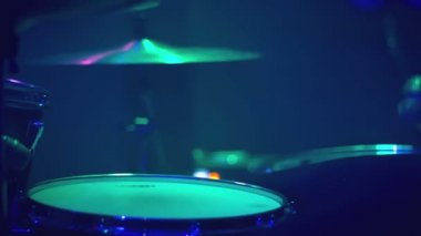 Davulcu davul çalıyor