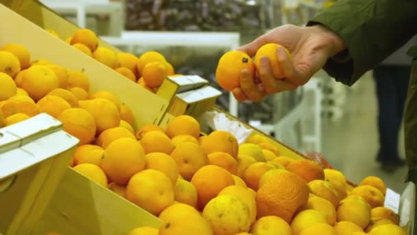 Homme choisir des produits dans l'hypermarché — Video