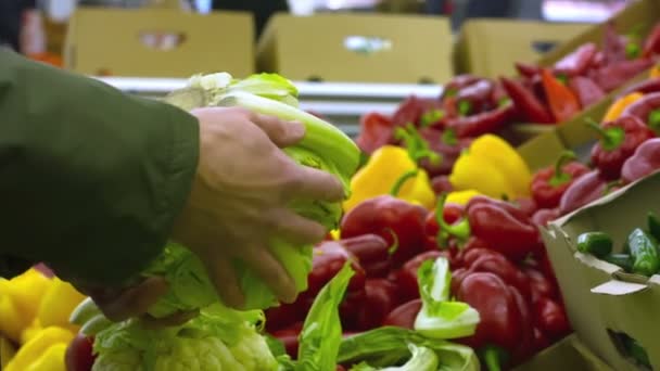 El hombre elige productos en el hipermercado — Vídeo de stock