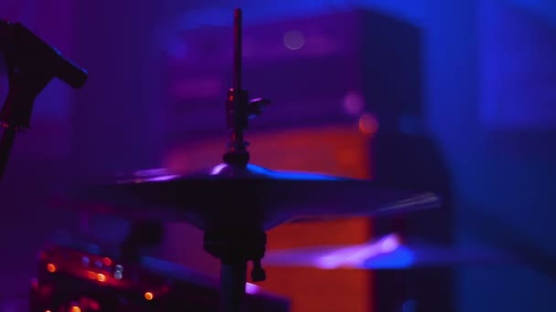 Барабанщик грати на барабанах — стокове відео