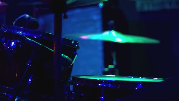 Drummer drumt — Stockvideo